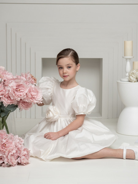 детское белое вечернее платье с цветком