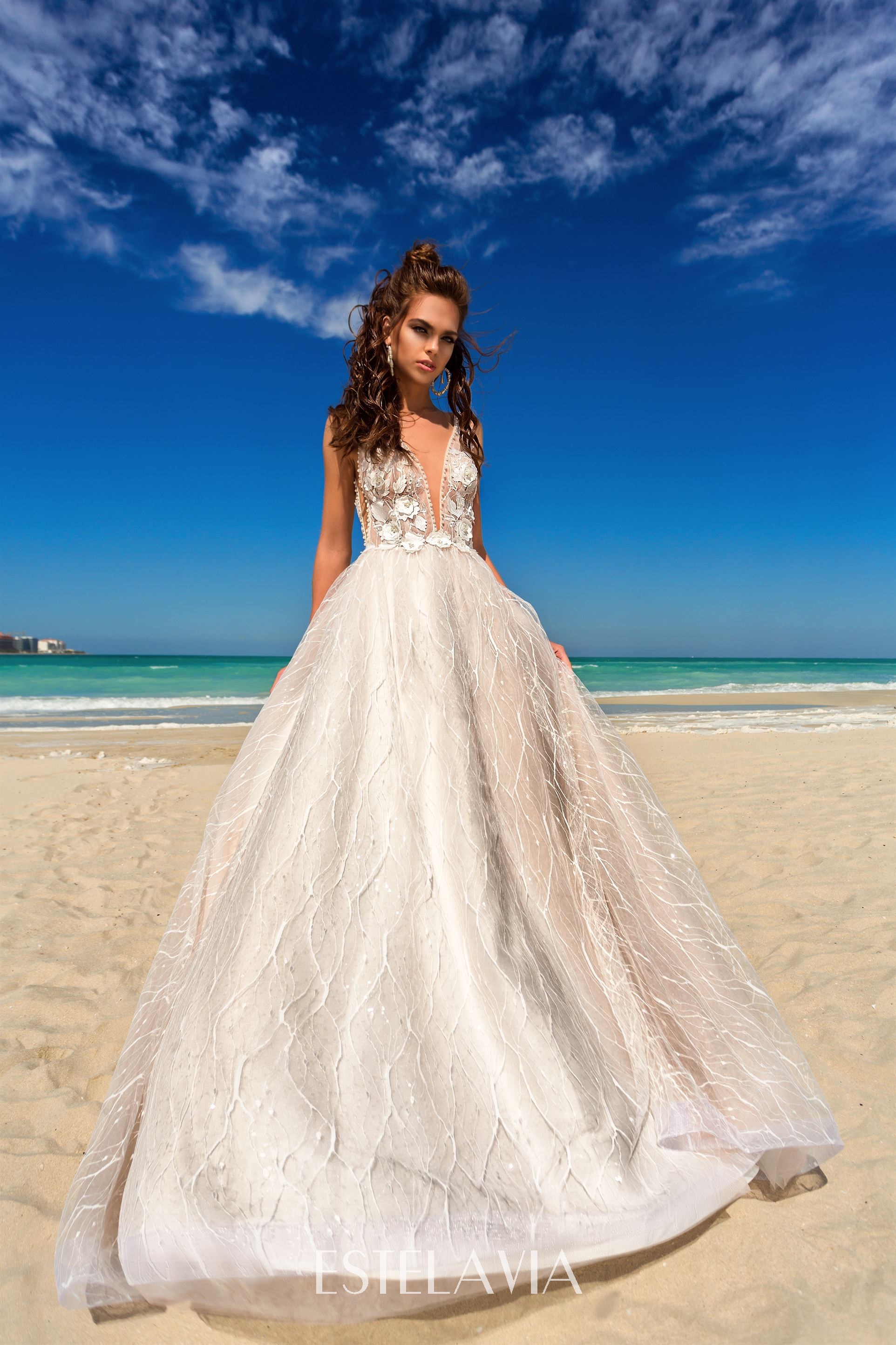 Свадебное платье цвета персик