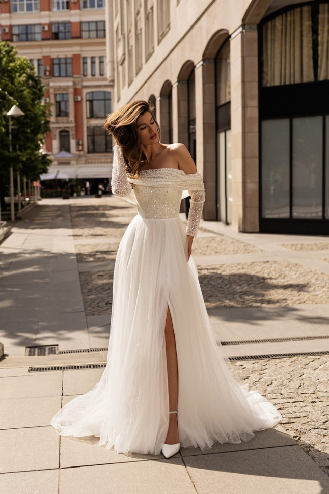 Свадебное платье с легкой юбкой